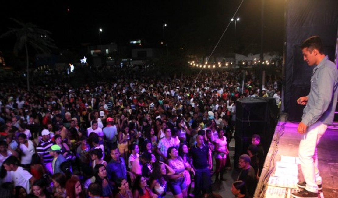 Multidão celebra a chegada de 2016 no Bosque das Arapiracas