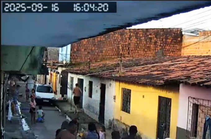 VÍDEO: Após ser perseguido por criminoso, homem é morto a tiros em residência, em Maceió