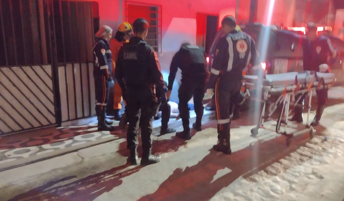 Pai e filha de 3 anos são baleados enquanto assistiam jogo, em Arapiraca