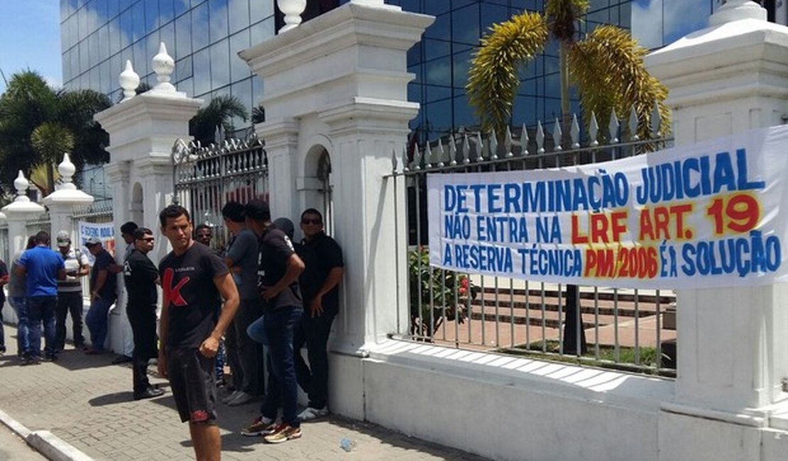 Reserva Técnica da PM de 2006 acampa em frente ao Palácio