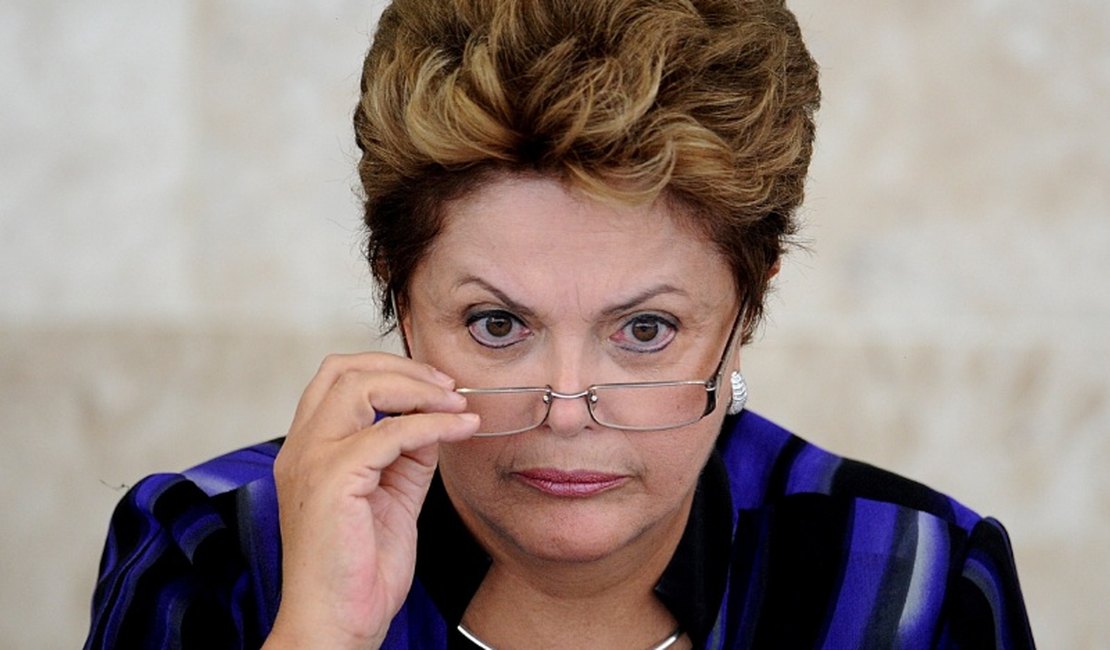 Dilma nega sucateamento do IBGE e diz que erro será apurado