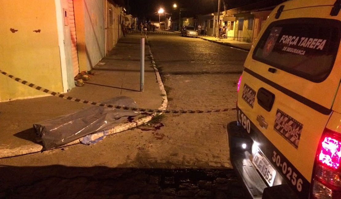 Jovem de 25 anos é assassinado a tiros no bairro Brasília, em Arapiraca
