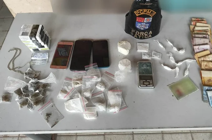 PM prende dois homens por tráfico de drogas em grota de Maceió