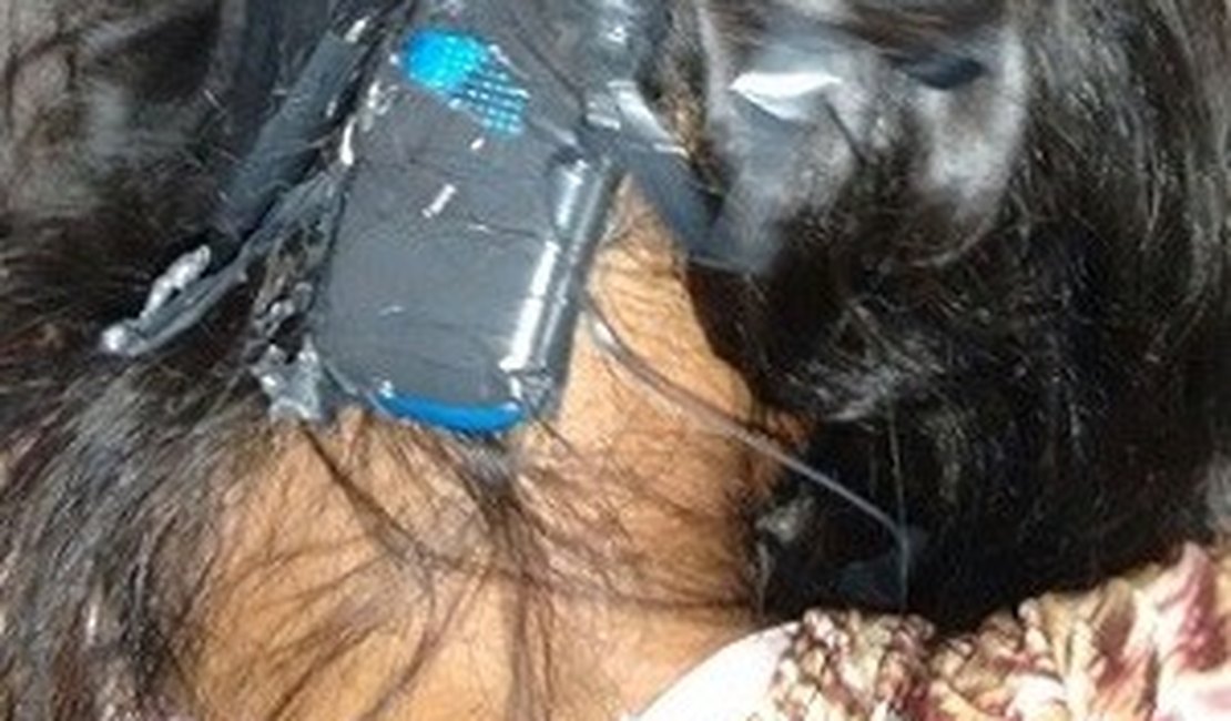 Mulher é flagrada tentando entrar em presídio com celular no cabelo