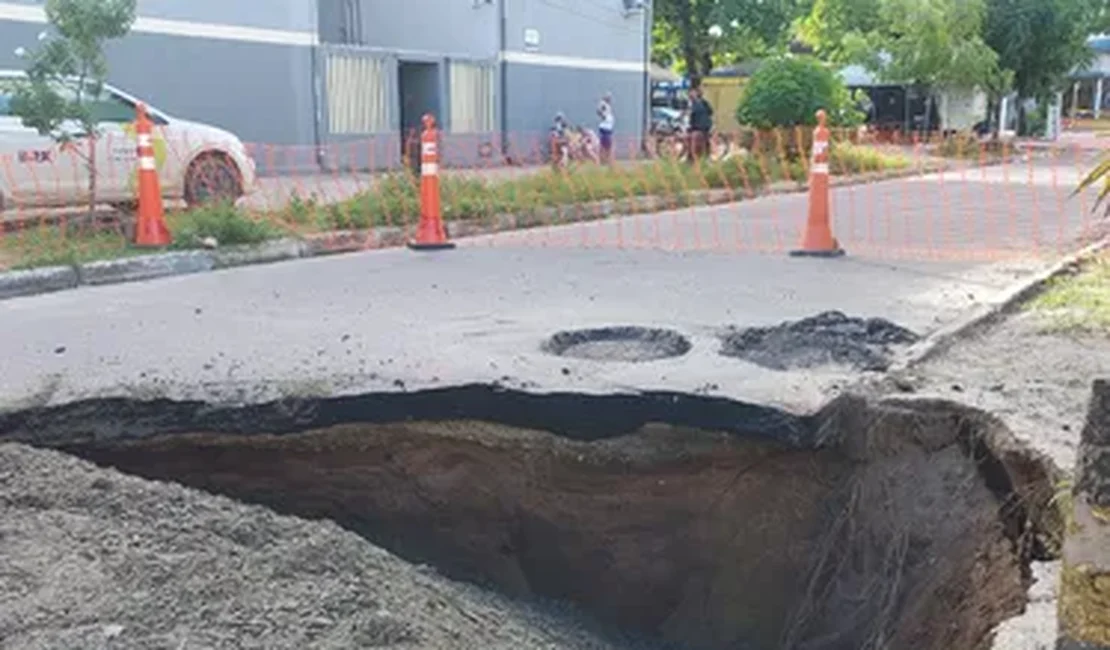 Idosa de 60 anos cai em cratera que se abriu em Maceió