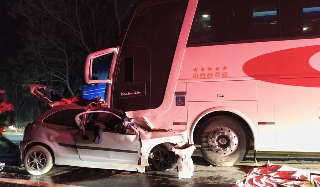 Cinco pessoas morrem após carro bater de frente com ônibus em Minas Gerais