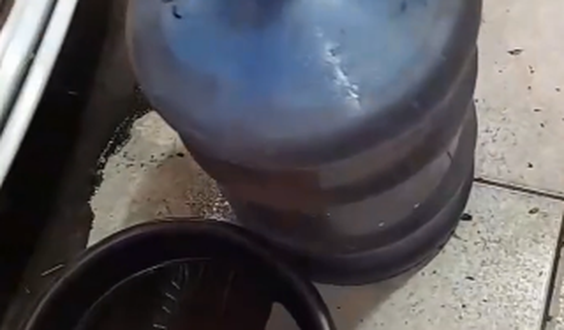 VÍDEO: Tanque com gasolina supostamente adulterada é esvaziado e homem critica posto de Arapiraca: 'Só água'