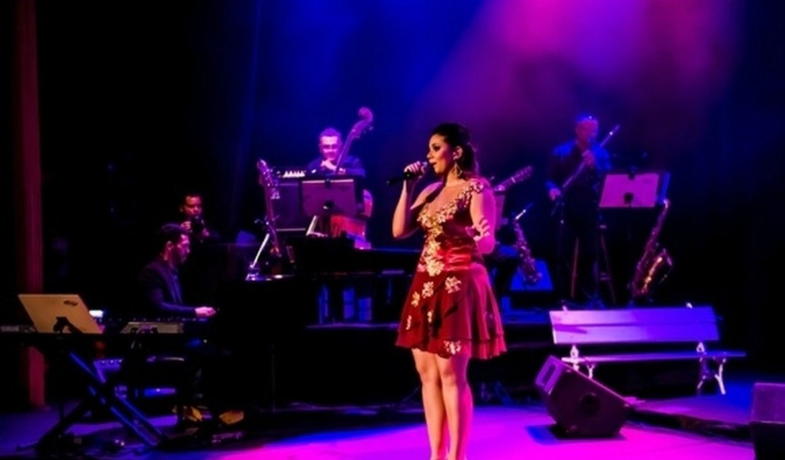 Lara Melo interpreta músicas de Chico Elpídio em teatro de Arapiraca
