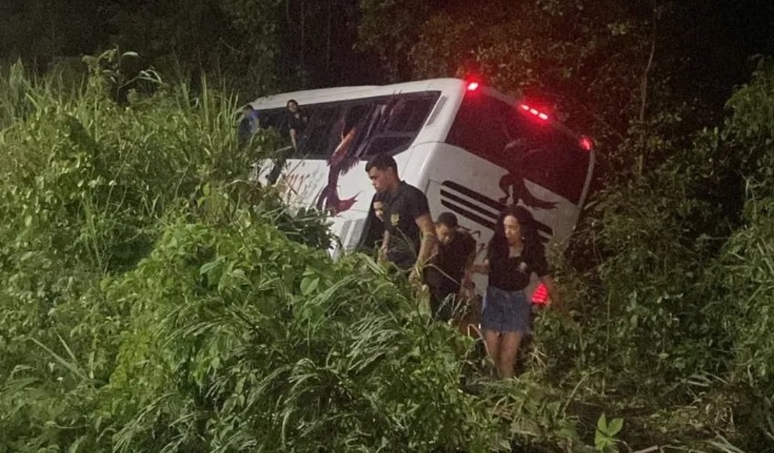 Ônibus com estudantes do Pilar sai da pista e cai em ribanceira na AL-101 Sul, em Marechal Deodoro