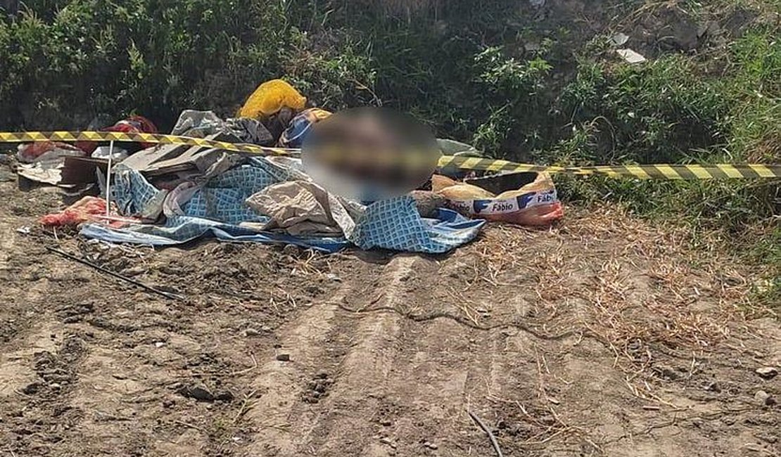 Corpo é encontrado com marcas de pedradas, golpes de arma branca e tiros
