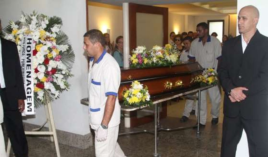 Familiares e amigos prestam últimas homenagens em velório de Yoná Magalhães
