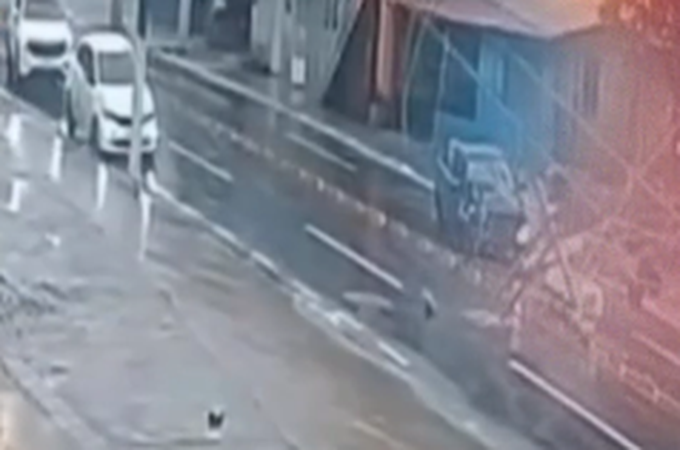 VÍDEO: Colisão de carro contra poste deixa motorista ferido em avenida de Maceió