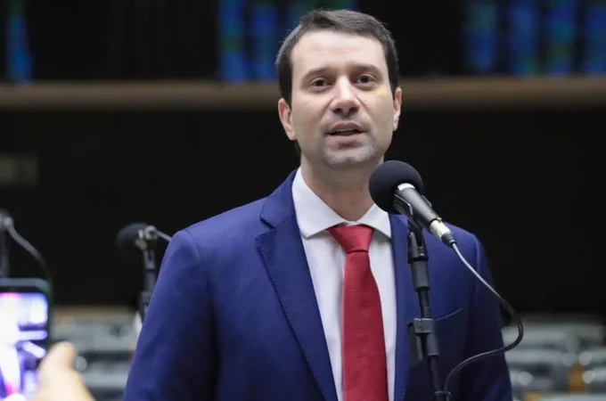 Daniel Barbosa recebe elogios por sua defesa da democracia durante julgamento no STF