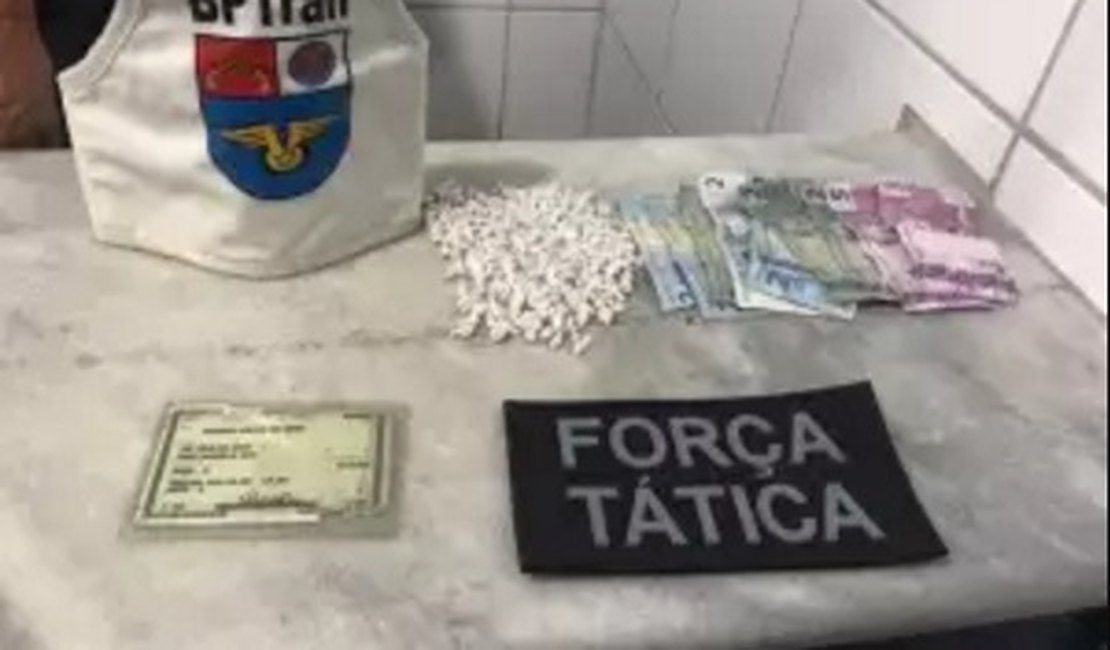 Jovem é presa com 250 pedras de crack no Ouro Preto, em Maceió