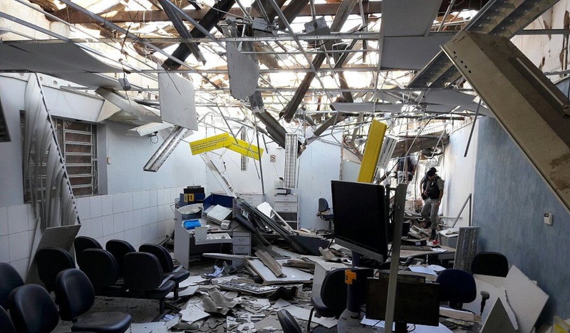 Imagens mostram ação de bando que explodiu agência bancária