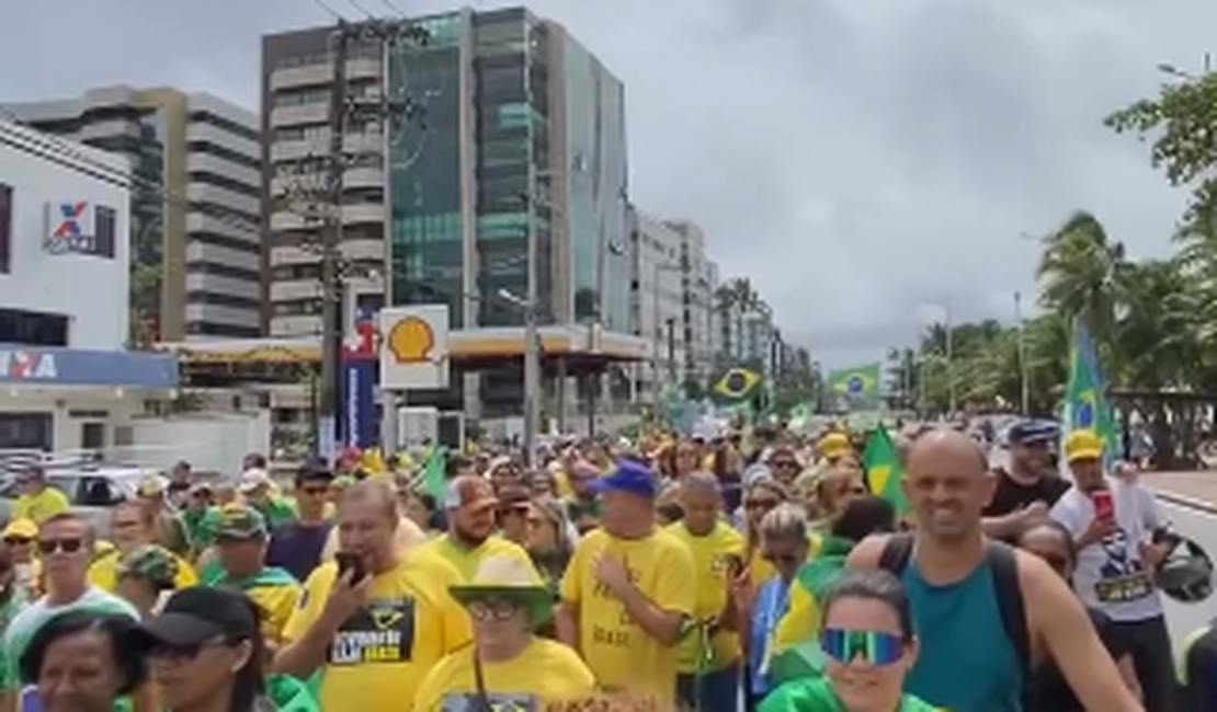 Ato na Orla de Maceió mira Alexandre de Moraes e Lula; manifestantes também defendem anistia pelo 8/1