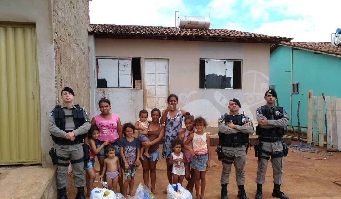 Força Tática faz entrega de cestas básicas para famílias com dificuldades, em Arapiraca