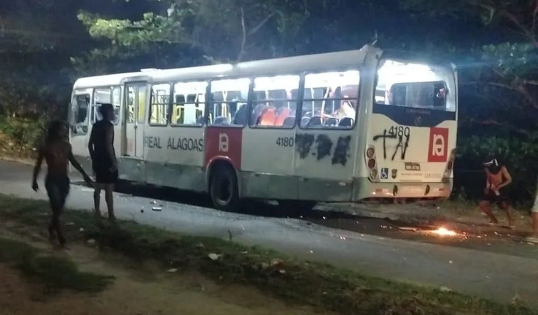 Ônibus é incendiado durante operação policial no Benedito Bentes, em Maceió