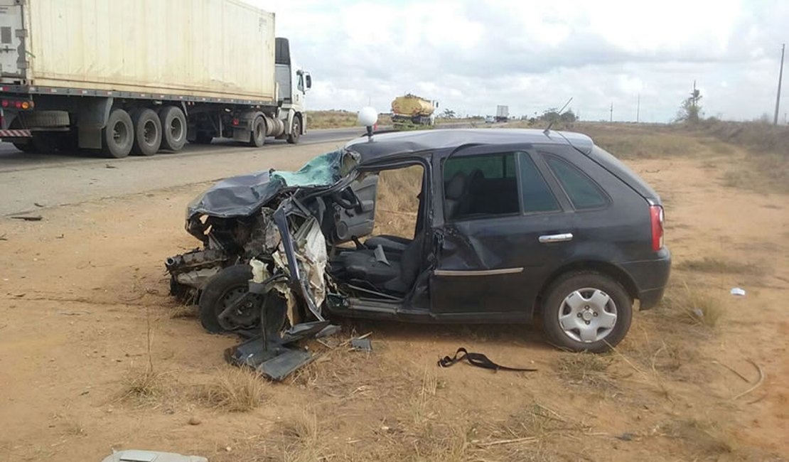 Acidente envolvendo veículo de Traipu deixa um morto na BR-101