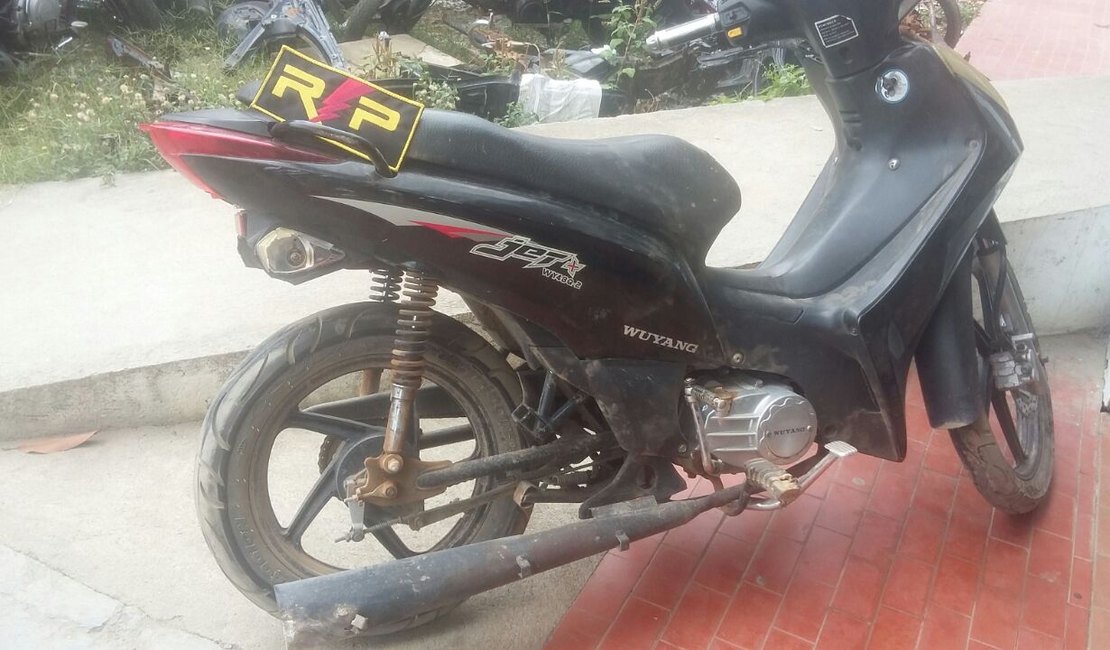 Vítima reconhece veículo roubado e derruba assaltante de moto, em Arapiraca