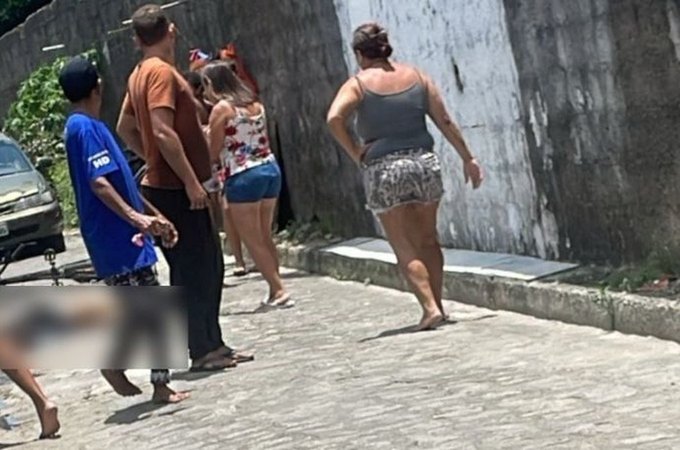 Jovem é assassinado a tiros em plena luz do dia no bairro Santos Dumont, em Maceió