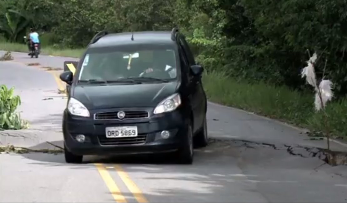 Cratera na rodovia AL-101, em Passo do Camaragibe, coloca motoristas em perigo