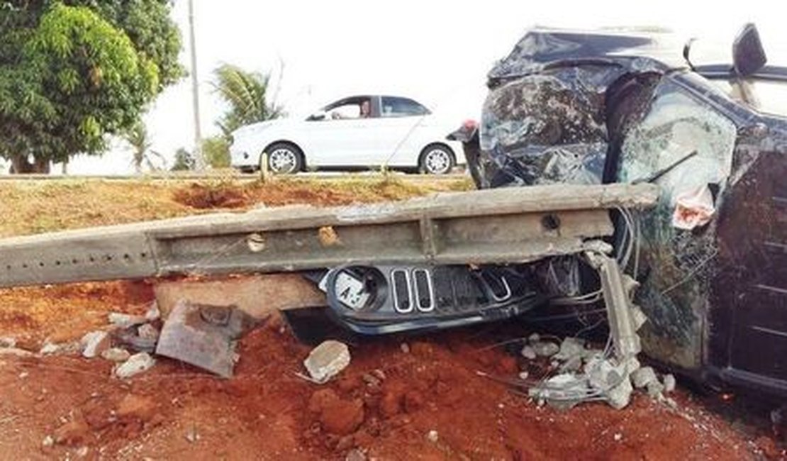 Carro sobra em curva e derruba poste de energia na AL-110
