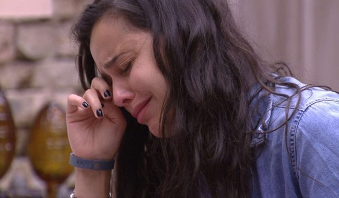 Ex-BBB Emilly dá vexame em loja de celular