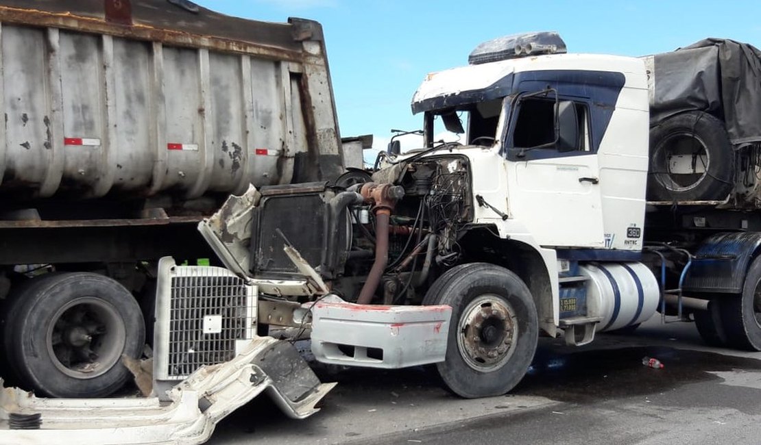 Caminhões colidem em avenida no bairro de Jaraguá, em Maceió