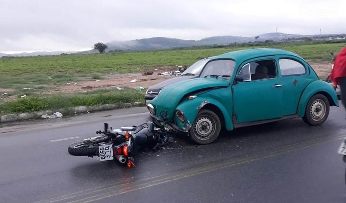 Homem fica ferido após colisão entre moto e fusca em Arapiraca