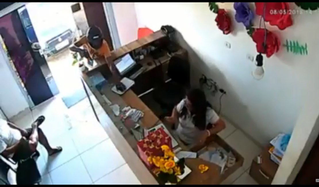 Vídeo: Escritório de provedor de internet é assaltado no povoado Genipapo, em Limoeiro de Anadia