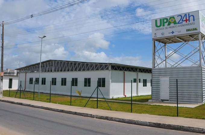 Mulher sofre ferimentos em colisão envolvendo carro e moto em Maceió