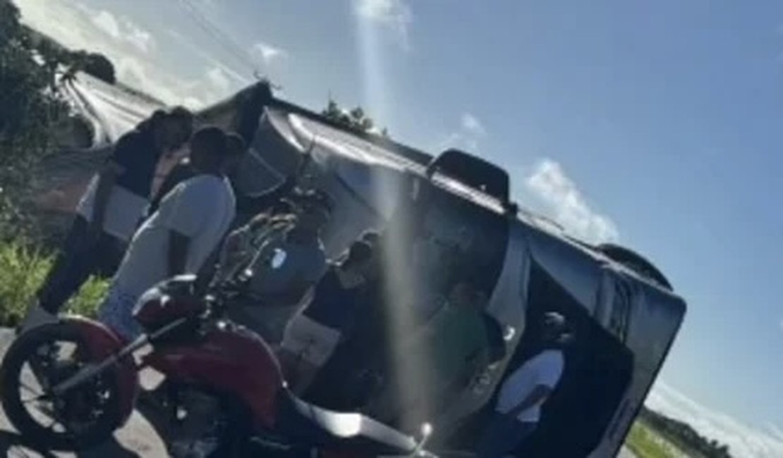 Carreta tomba na BR-101, em São Sebastião, e motorista fica ferido