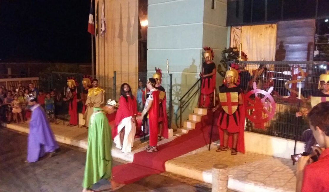 Encenação da Paixão de Cristo emociona feira-grandenses