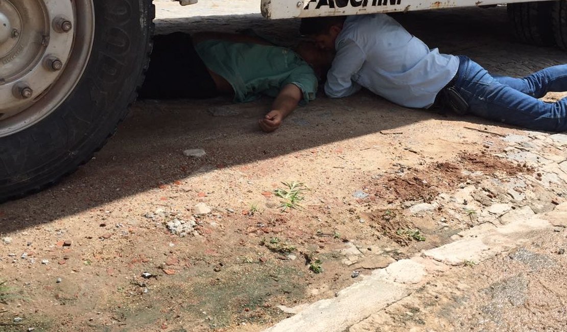 Motorista de caminhão de lixo se joga do carro em movimento e é atropelado