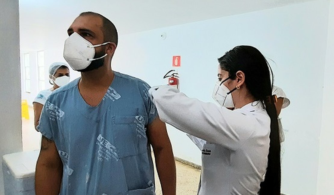 Funcionários do HE do Agreste recebem vacina contra o sarampo