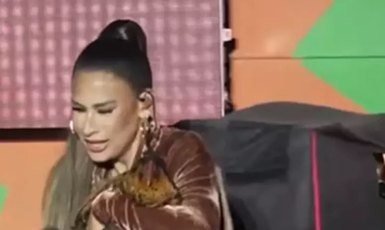 Simone Mendes ganha galinha de presente durante show no São João de Campina Grande e adota animal no palco