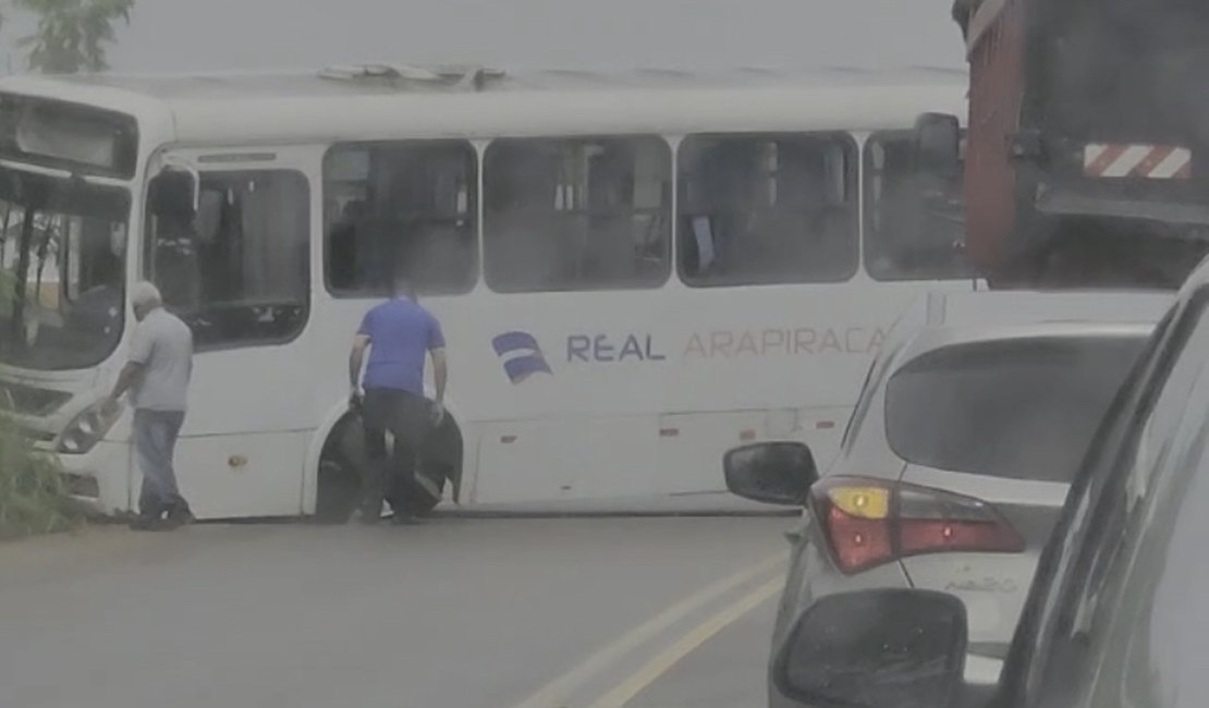 Vídeo. Ônibus quebra o eixo e interdita AL-115, em Arapiraca