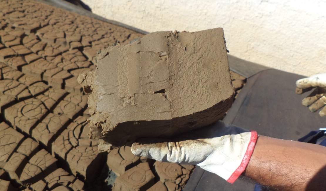 Lodo de ETA da Agreste Saneamento é transformado em tijolos no Agreste alagoano