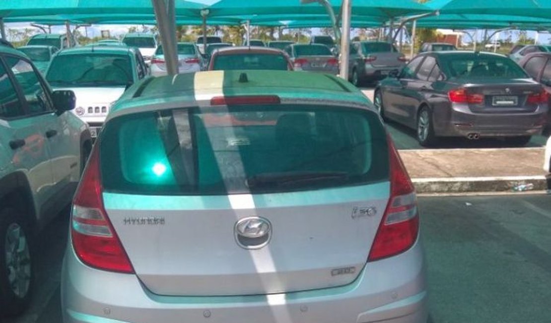 Carro abandonado há 3 anos no aeroporto de Maceió é apreendido pela polícia