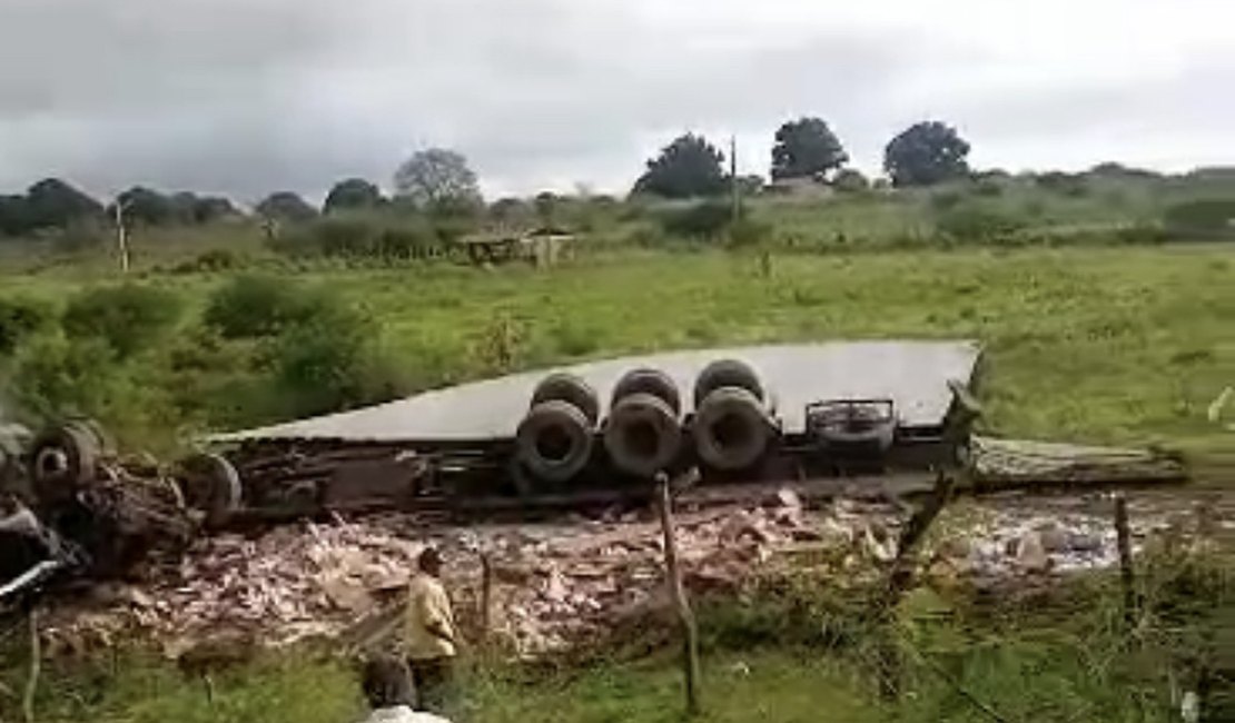 Uma pessoa morre e outra fica gravemente ferida após carreta tombar na