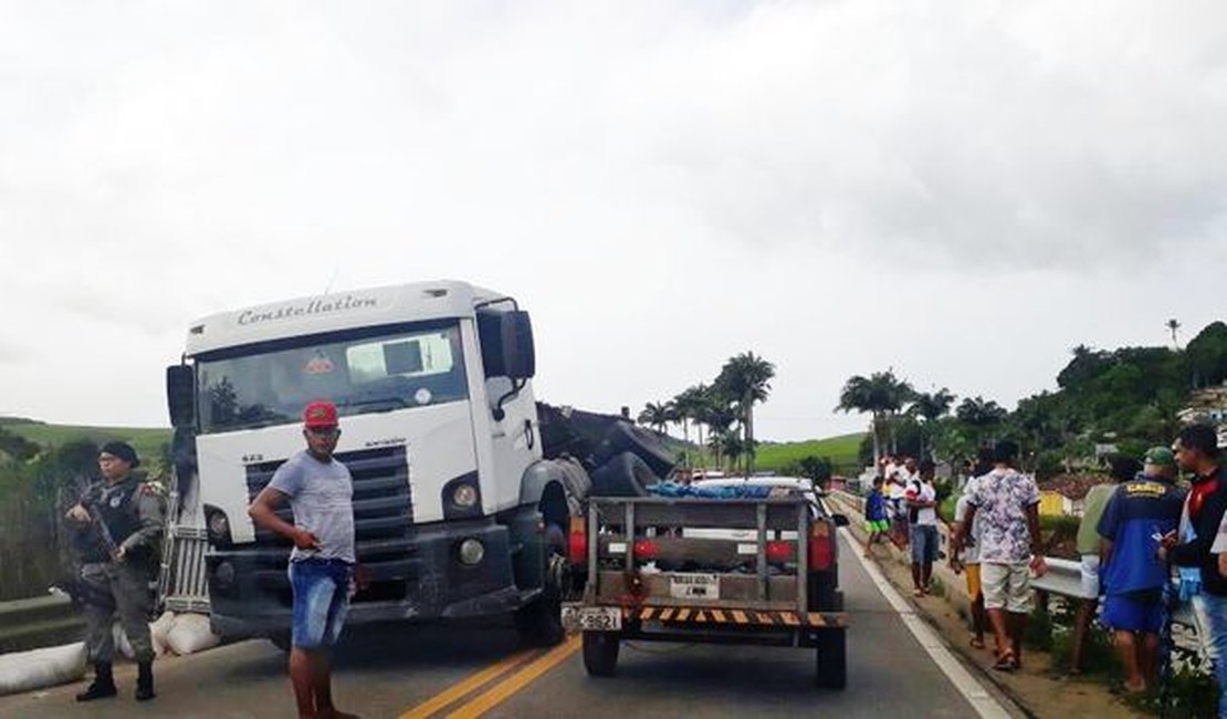 Carreta tomba em ponte e interrompe parcialmente trânsito na BR-316