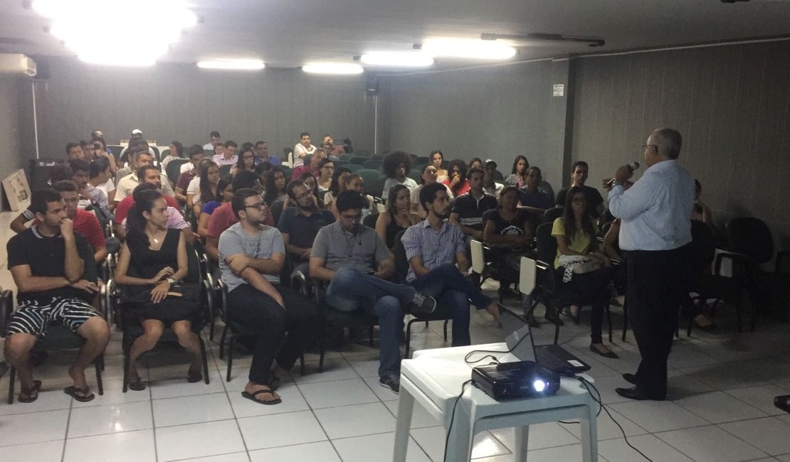 Prefeito se reúne com estudantes da Ufal e Ifal e garante manutenção de transporte estudantil
