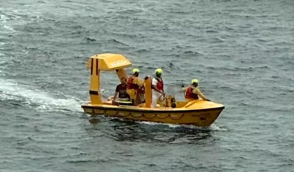 Criança pula de cruzeiro da Disney e pai se joga no mar para salvá-la