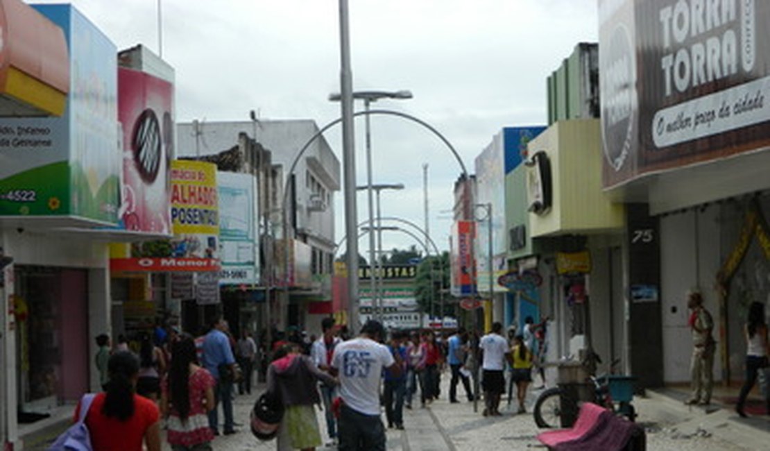 Assaltantes a pé roubam lojas no Centro da cidade de Arapiraca nesta quarta-feira 16