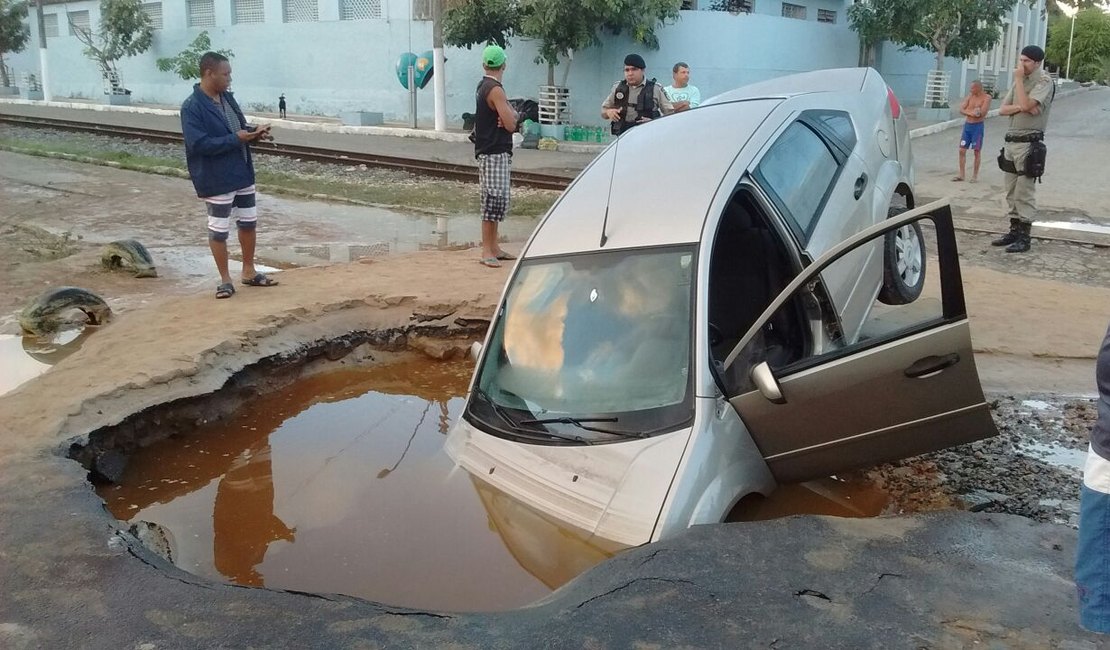 Veículo é engolido por buraco no bairro Bebedouro, em Maceió