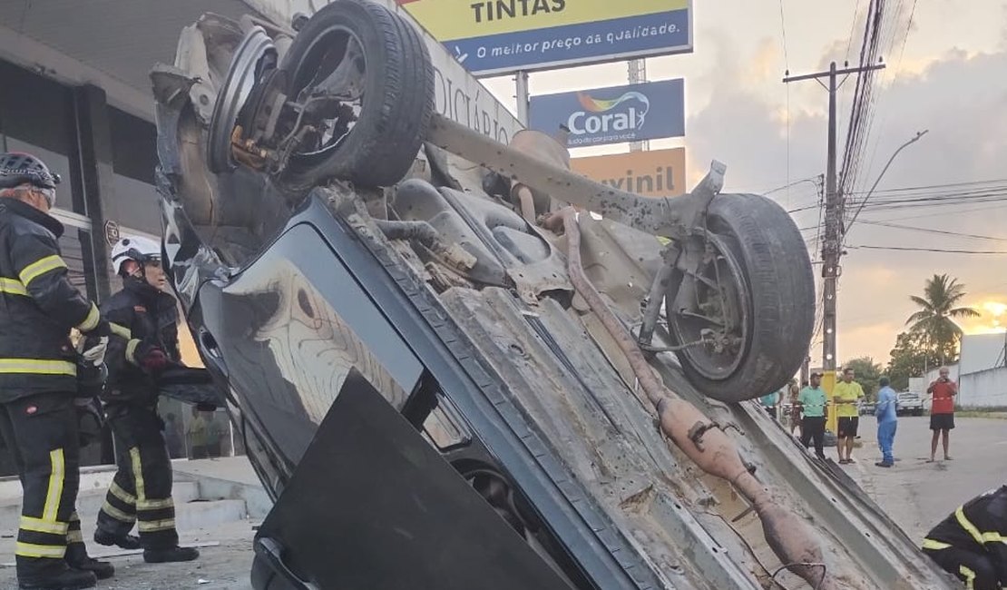 Carro capota diversas vezes e quatro pessoas ficam feridas em Maceió