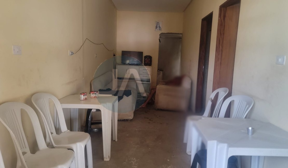 Residência onde funciona pequeno bar é cenário de assassinato a facadas em Arapiraca; homem morreu sentado em sofá