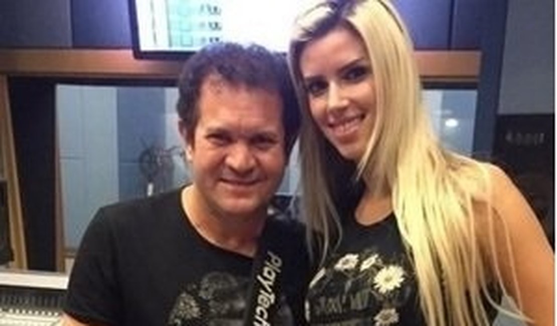 Nova musa da ‘’Calypso’’ divulga foto em estúdio ao lado de Chimbinha