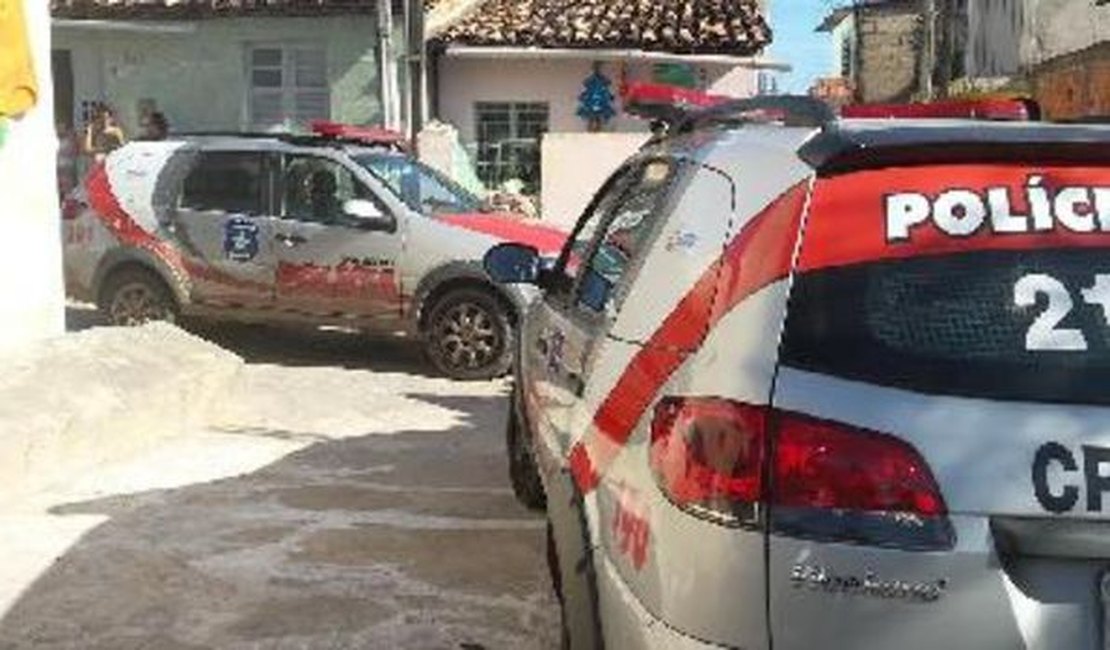 Taxista é mantido refém no porta-malas enquanto bando pratica assalto